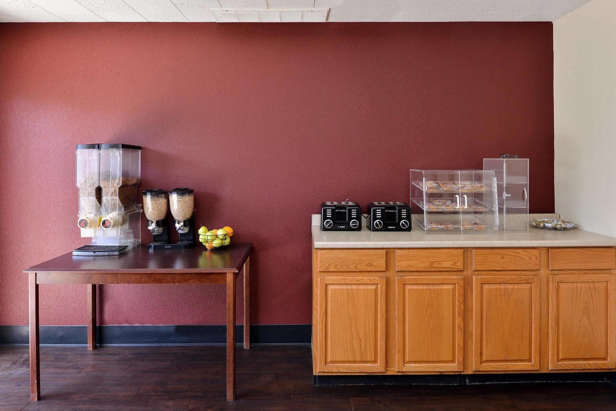 Fresno City Inn Hotel 2*