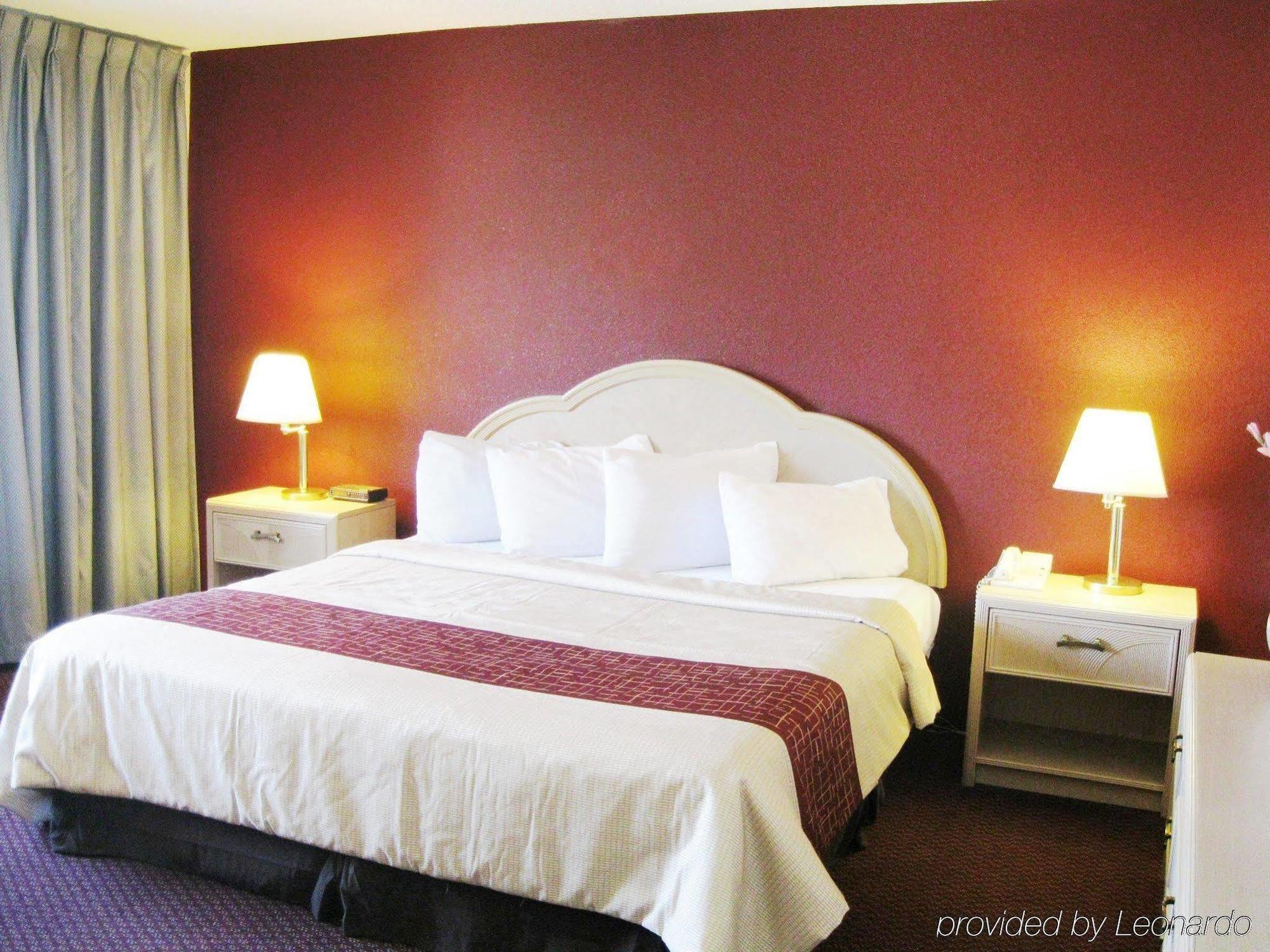 Fresno City Inn Hotel 2*
